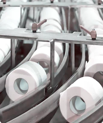 rolki papieru toaletowego na linii produkcyjnej